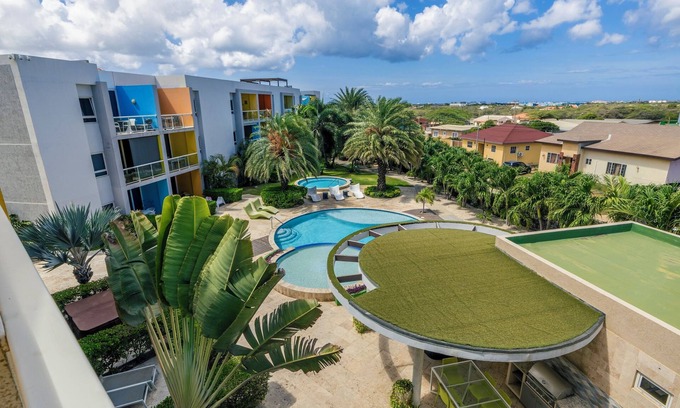 Boegoeroei Eigentumswohnung | 2 bedrooms and 2 baths in a tropical setting. Amazing outdoor spaces and a very convenient location. Less than 2 miles from stunning Eagle Beach and the High-rise hotel district with shopping, casinos and restaurants.