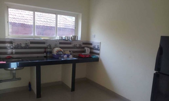 Marra Wohnung | 2 BHK VOLL MÖBLIERTE A / C-WOHNUNGEN IN EINER BESTEN LOKALITÄT VON PILERNE.