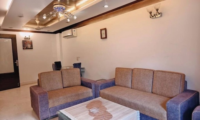 Greater Kailash Wohnung | 2 BHK near M Block Market GK-1 by HostMyStay