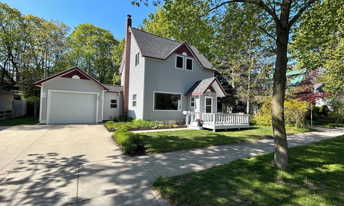 Charlevoix Haus | 2 blocks to Lake Michigan! Downtown Charlevoix! Fantastic location & Ratings!