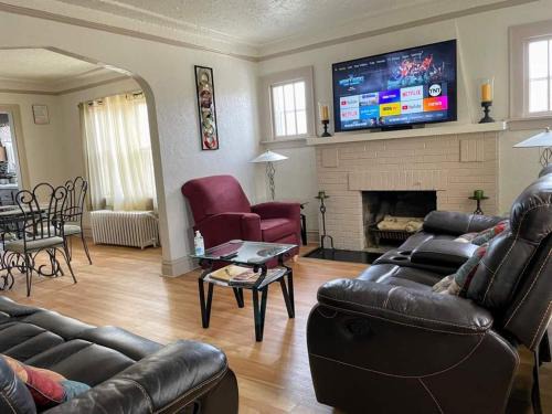 Waukegan Wohnung | 2 BR Apt near Great Lakes Naval Base and 6 Flags