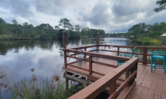 Elberta Haus | 2-BR Getaway w/ HUGE screened porch, Golf Cart, Pool, & Boat Ramp near Wolf Bay