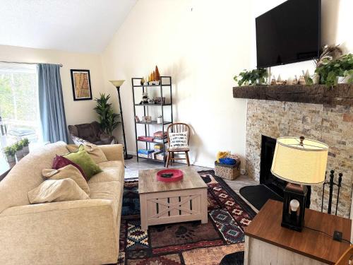 Hancock Haus | 2 BR JIMINY PEAK w Mountain Views SLEEPS 7 Gorgeous