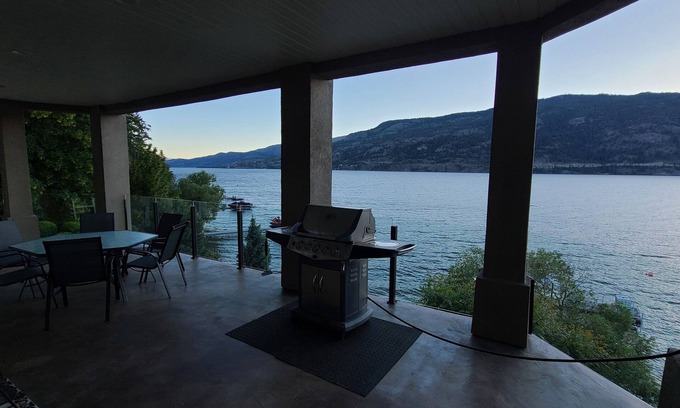 Central Okanagan Haus | Seesuite am Okanagan-See mit eigenem Dock, Strand und £ 5000 Bootslift.