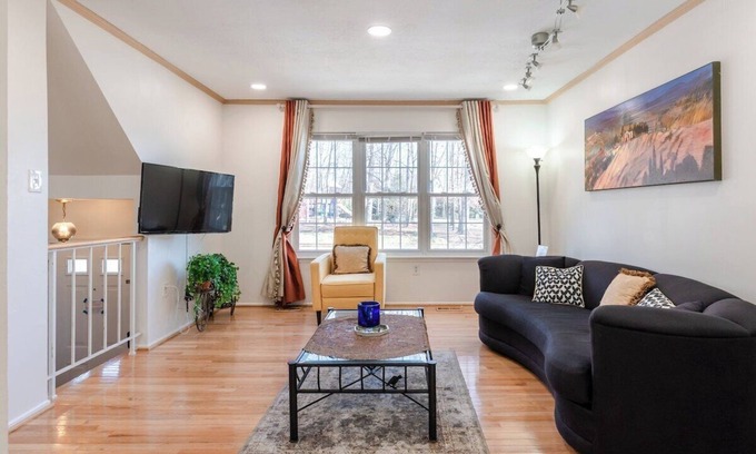 Reston Haus | 2 BR Practical Comfy 5min Metro 15min IAD 20min DC
