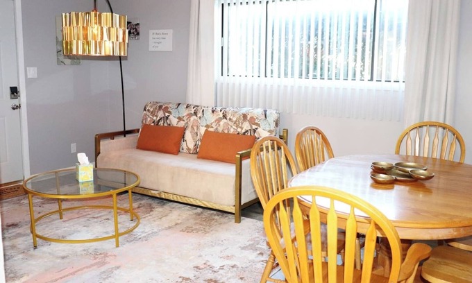 Aurora Wohnung | 2 BR Stay MINS to Aurora Premium Outlets