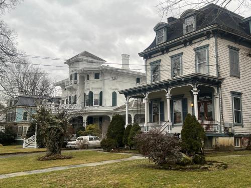 Poughkeepsie Wohnung | 2 Br Victorian Apt 2800 sq ft 2 floors with Full Kitchen 2 baths and Laundry