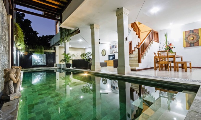 Legian Villa | 2 BR Villa Mienna, 2 Minuten zu Fuß zu Restaurants