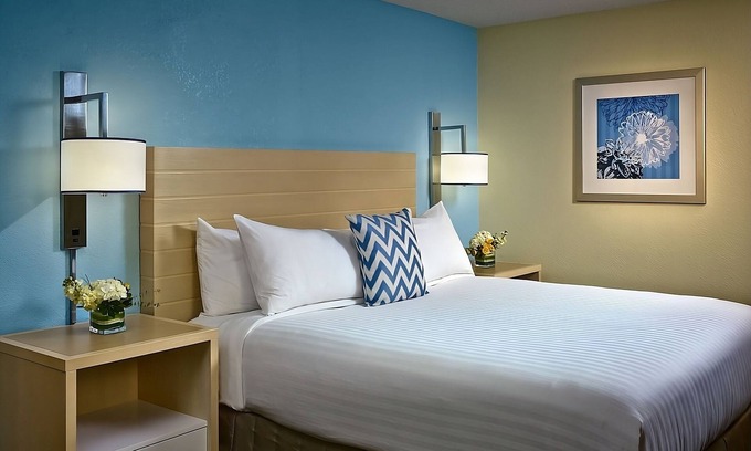 White Station Haus | 2 Comfortable Units! w/ Parking, Pets Allowed Near Children's Museum of Memphis!