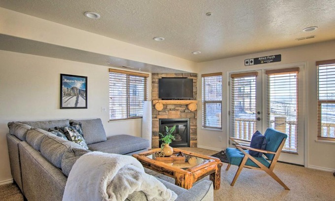 Eden Wohnung | 2-Condo Property with Mtn Views by Golf and Ski Resort