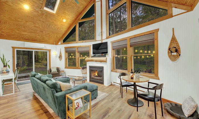 Locust Lake Village Skihütte | 2 Full Baths, Fireplace, Steps to Lake, In Woods