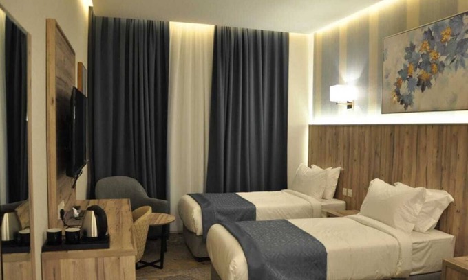 Mecca Wohnung | 2 Hotel Suites in Tranquil Makkah with AC