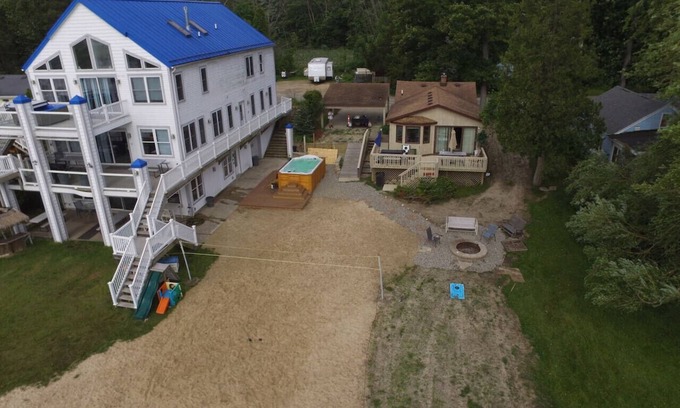 Alto Wohnung | 2 houses Campau Lakefront 4 level, sunrise cottage -Hot Spa, fireplaces