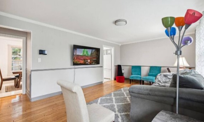 Elmhurst Haus | 2 King Bdrms 1 Queen Bdrm! 20 minutes to O'Hare Airport. Parks and shopping!