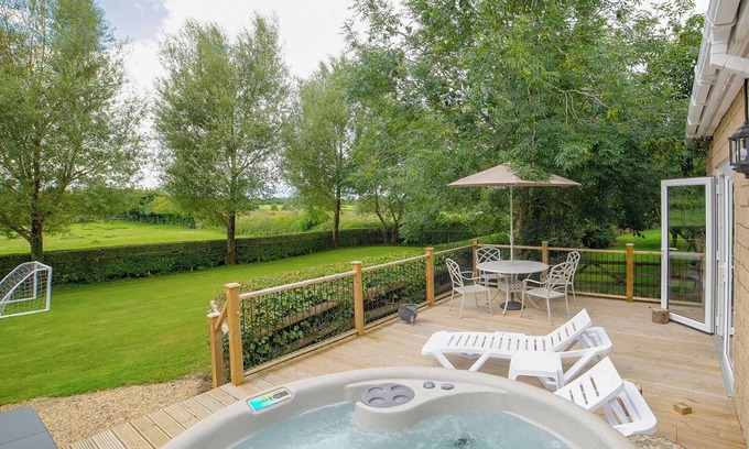 Radstock Hütte | 2 Luckington Stables-W8322