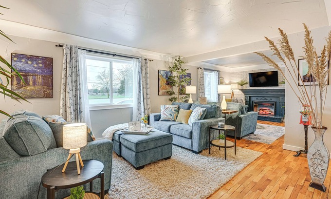 Mount Morris Township Haus | 2 Mi to Downtown Flushing: Spacious Retreat!