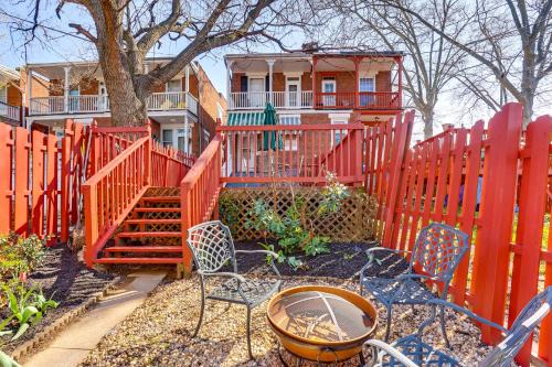 Harrisburg - Hershey Haus | 2 Mi to Dtwn Harrisburg Escape with Furnished Deck!