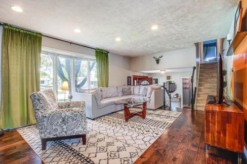 Oshkosh Haus | 2 Mi to Dtwn Oshkosh Canal-Front Family Getaway!