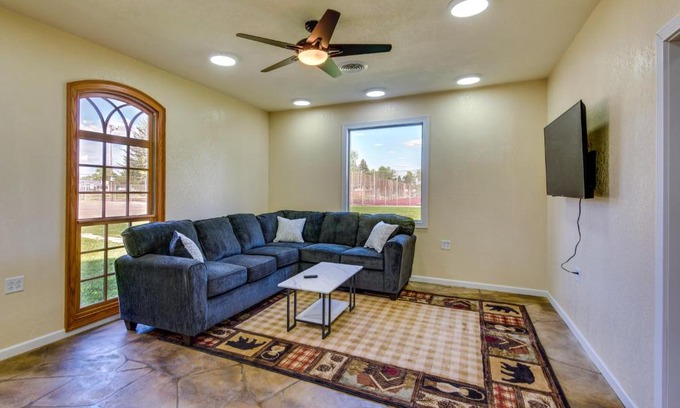 Newton Wohnung | 2 Mi to Main St Newton Guest House