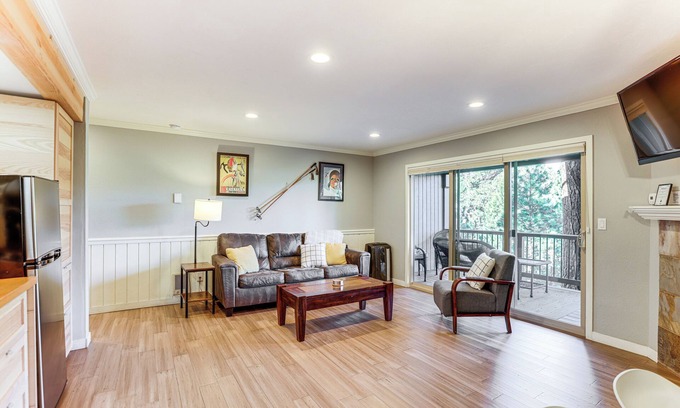 Century West Eigentumswohnung | 2 Mi to Riverfront Trails: Bend Condo w/ Balcony!