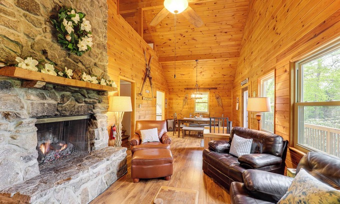 Charter Hills Kabine | 2 Mi to Skiing: Blue Ridge Mtn Cabin w/ Hot Tub!