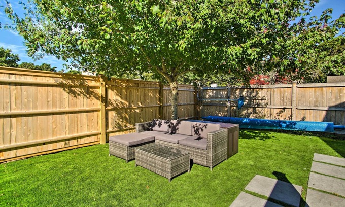 Mews Village Hütte | 2 Mi to South Cape Beach State Park: Home w/ Yard!