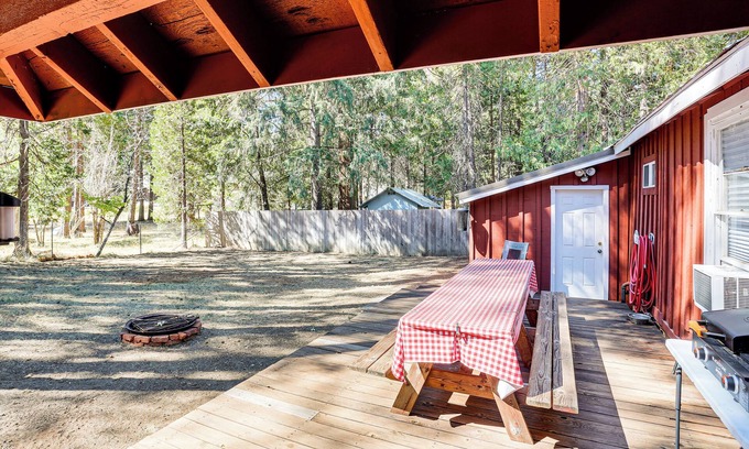 Trinity Center Kabine | < 2 Mi to Trinity Lake: NorCal Getaway w/ BBQ
