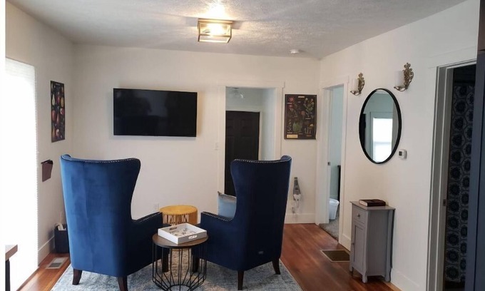 Lincoln Haus | 2 min from downtown Lincoln-Attractive & Cozy. Firepit & popcorn machine.