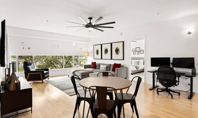 Gililland Wohnung | 2 mins 2 Mill Ave + ASU | Pool + EV Charging + GYM