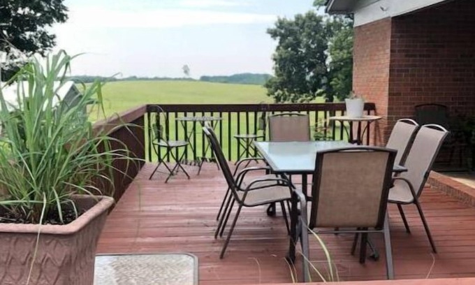 Hiddenite Hütte | 2 minutes from the mine - Comfortable 3 bedroom house loaded with charm.