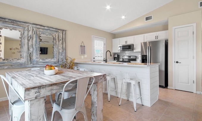 Treasure Cove Haus | 2 Minutes Toes in Sand - Beach - Emerald Waters - Sunsets - Lagoon