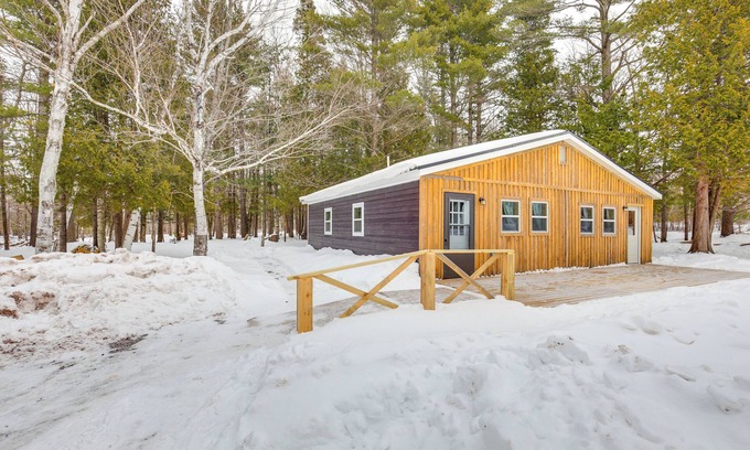 Laurium Kabine | 2 Ponds & Trail Access: Peaceful Cabin in Calumet!