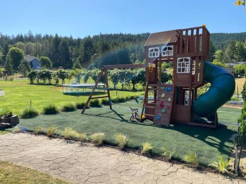 Philomath Haus | 2 spaces More Space with 2 units at same location PNW Retreat