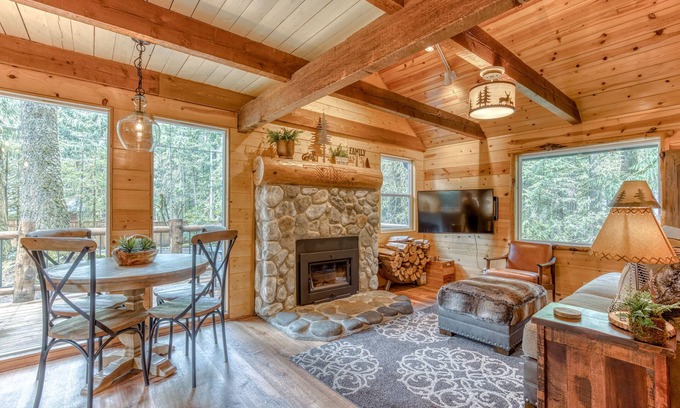Rhododendron Kabine | 2-story mountain cabin with loft and fireplace, deck, streaming, washer/dryer