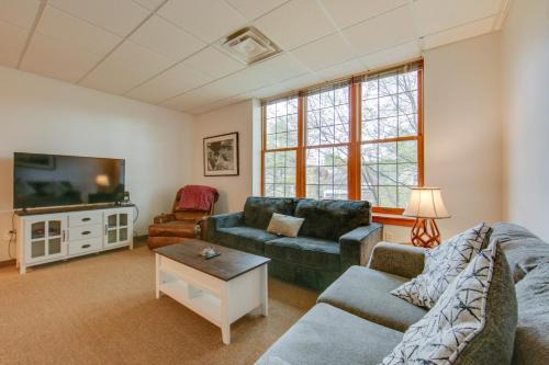 New Kensington Wohnung | 20 Mi to Dtwn Pittsburgh Pet-Friendly Apartment