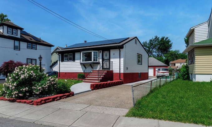 Little Ferry Haus | 20 Min from NYC, Parking, Modern, 10 Min MetLife Stadium and American Dream mall