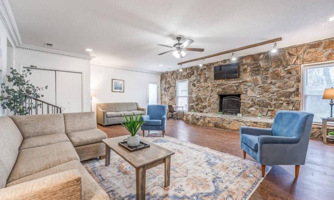 Ellendale Haus | 20 Minutes from Downtown - Blues City Retreat