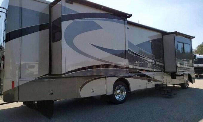Columbiana Haus | 2011 Winnebago Adventurer 35P - Unit Rental / NO site
