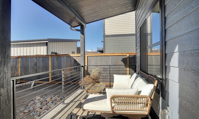 Poncha Springs Haus | 2024 construction, in beautiful PonchaSpgs, 30+nights only