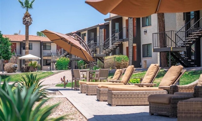 New Papago Parkway Wohnung | VORÜBERGEHENDE PREISVERMINDERUNG !! BUCHEN SIE HEUTE! KOSTENLOSER GOLF, KOSTENLOSER GYMZUGANG, FREI POOL, KOSTENLOSES KABEL UND MEHR