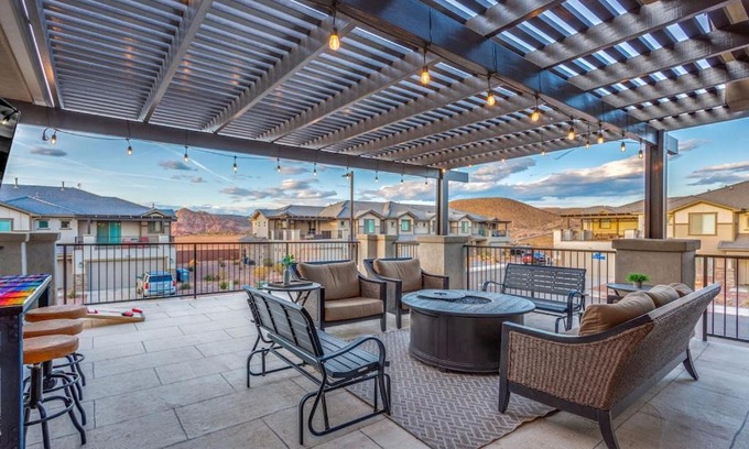 Hurricane Haus | 2065 Zion Village XBOX, TWO LIVING ROOMS, LAZY RIVER, SLEEPS 19, X-Box