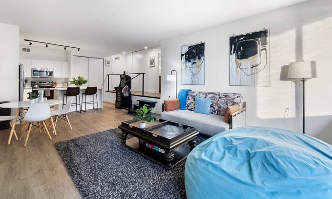 Rush and Division Wohnung | 20th Floor Lux Apt w/Rooftop Pool Steps from Lake