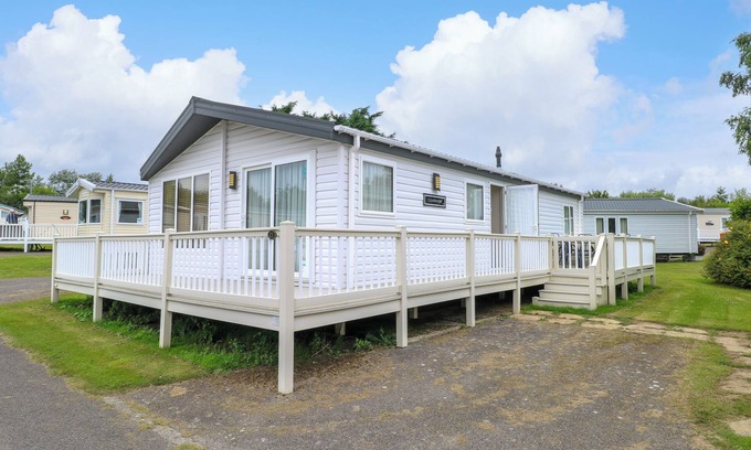 Hopton Hütte | 21 NORMAN DRIVE LODGE, family friendly, with a garden in Burgh Castle