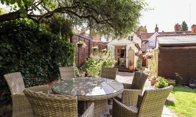 Halstead Hütte | 22 CHURCH PONDS, pet friendly, with open fire in Castle Hedingham