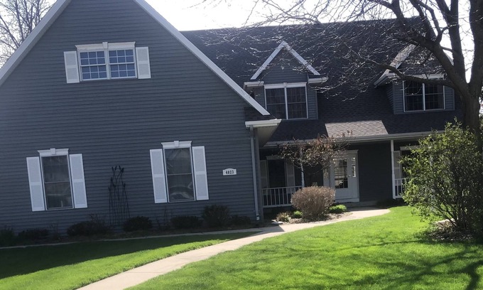 Appleton Haus | 23 miles EAA Oshkosh, 29 miles Green Bay Packers, 4 miles Lawrence University.