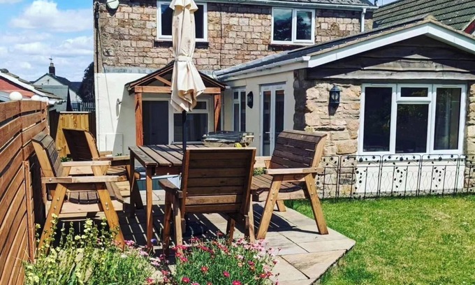 Cinderford Hütte | 24 at St Johns - Dog-Friendly Cottage with Hot tub