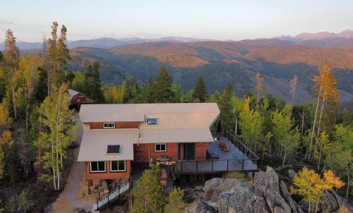 Granby Haus | 273 Fallen Rock
