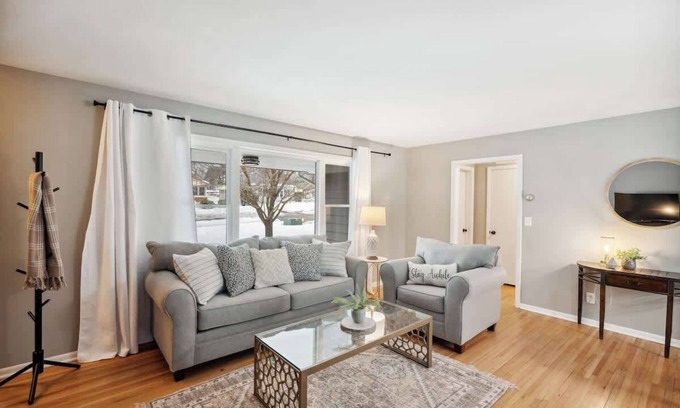 Elk River Haus | 2B-2B-1Lvl Rambler, Fenced yard, monthly stay OK, Lake/Parks/Shopping nearby