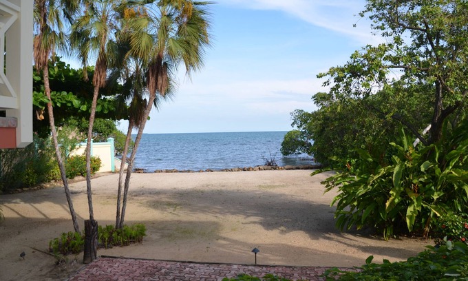 Placencia Eigentumswohnung | Herbst Special 160 $ mit herrlichem Blick auf das Wasser, Grill und Kajaks