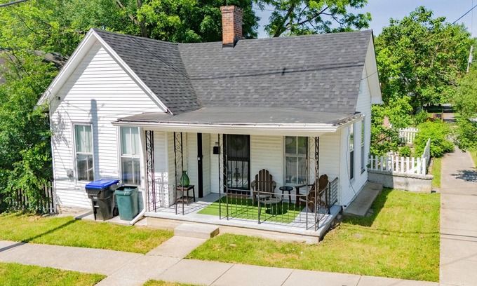 Frankfort Haus | 2BD 2Bath, Ideally Located Cottage